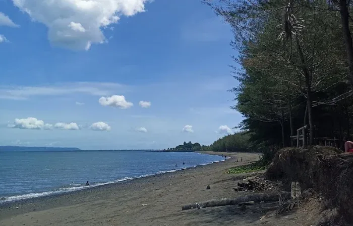 Pantai Dekat Stasiun Banyuwangi